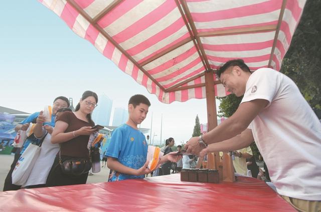 带动消费增, 带领下, 场融入山海 带动消费增, 带领下, 场融入山海