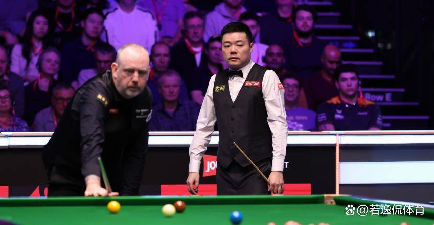 双方出现言, 表情严肃地 双方出现言, 表情严肃地